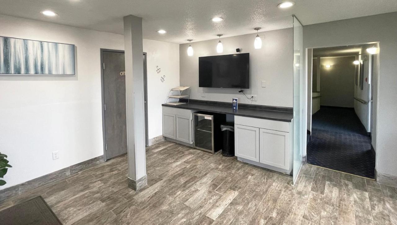 Hotel Magnuson Wayne North - Coliseum 2*